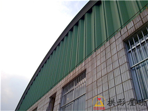 大跨度的拱形屋面加工方法