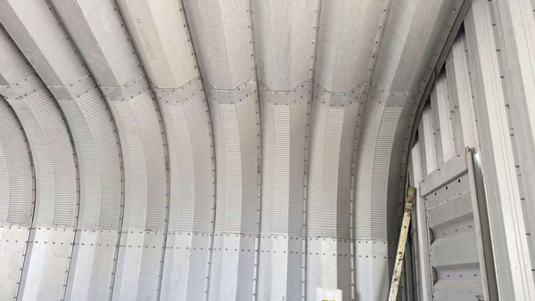 UBM斷釘拱形屋面設(shè)備助力高效施工，推動大跨度屋面國際化應(yīng)用杰達(dá)鋼構(gòu)UBM拱形屋面設(shè)備安裝效果圖