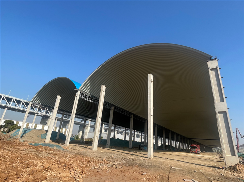 砂石料堆料棚拱形屋面工程案例無梁拱直槽板機(jī)械成型過程 砂石料堆料棚拱形屋面工程案例無梁拱直槽板機(jī)械成型過程